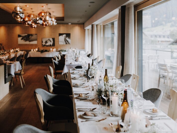 Gedeckte Tische für eine Hochzeit in toller Atmosphäre in der Stoba 7 vom Sporthotel Silvretta Montafon | © Silvretta Montafon - Cornelius Lorünser