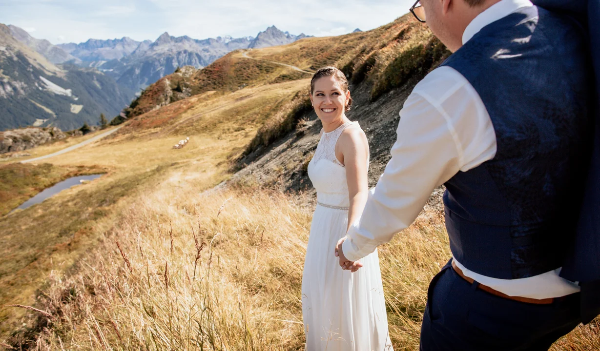 Ein verliebtes Traumpaar schaut sich an in den Bergen der Silvretta Montafon | © Silvretta Montafon - Stefan Kothner