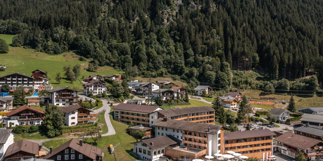 Das Sporthotel Silvretta Montafon im Zentrum von Gaschurn mit traumhafter Berglandschaft im Hintergrund | © Silvretta Montafon - blateral
