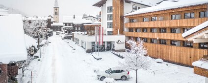 Der Ortskern Gaschurn mit dem Sporthotel Silvretta Montafon währenddessen es schneit  | ©  Silvretta Montafon - blateral