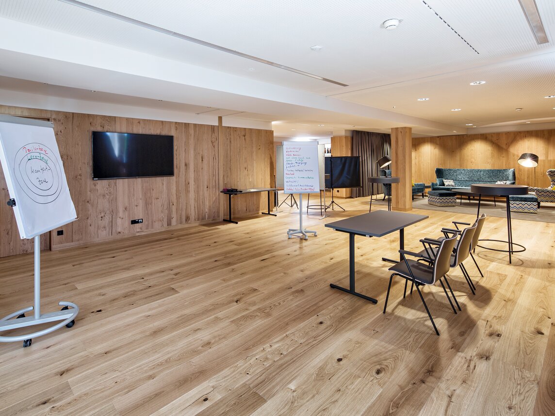 Ein Seminarraum mit Screens und Flipcharts. | © Silvretta Montafon - Markus Gmeiner