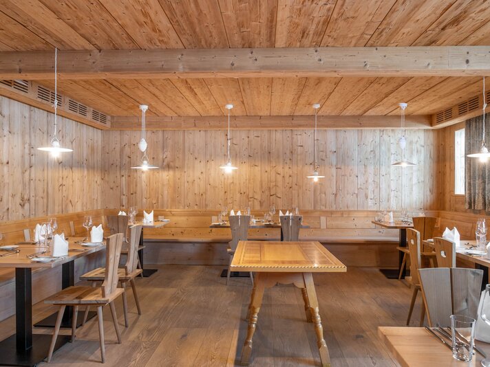 Eine schöne Holzstube mit gedeckten Tischen im Sporthotel Silvretta Montafon | © Silvretta Montafon - blateral