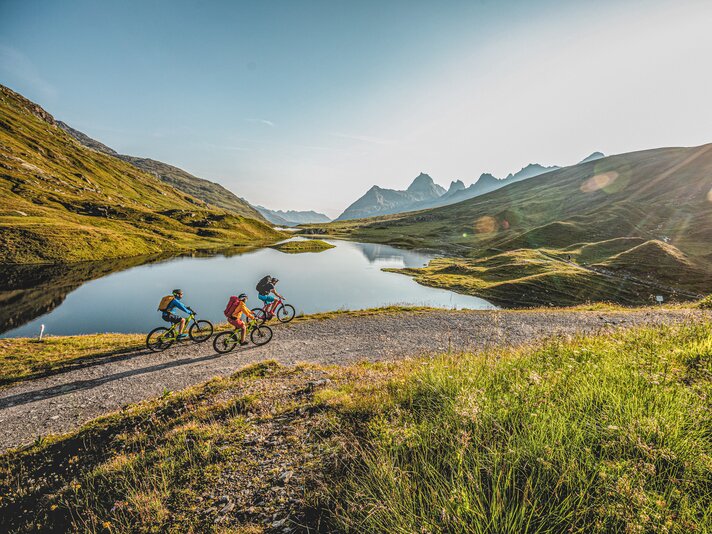 3 Biker fahren entlang des Langsees zur Heilbronner Hütte | © Montafon Tourismus - Stefan Kothner