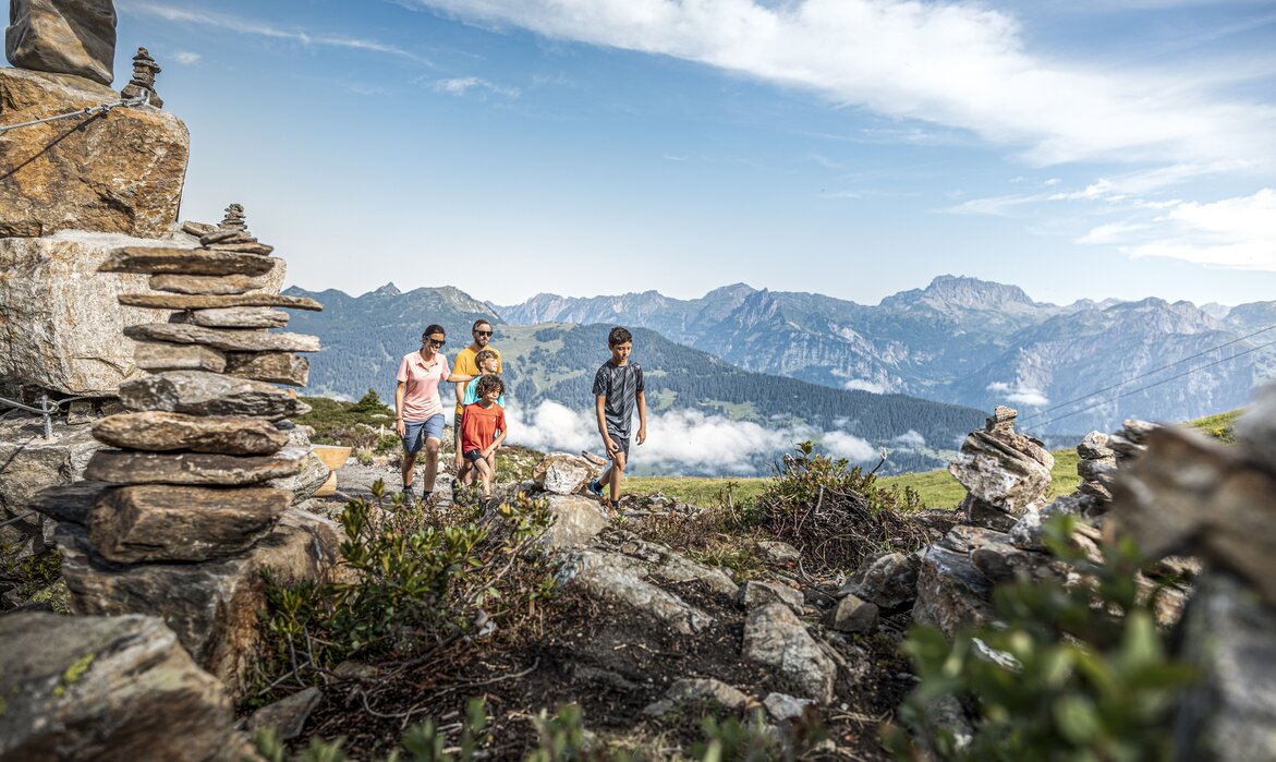Eine Familie wandert im Sommer in der Silvretta Montafon. | © Silvretta Montafon - Stefan Kothner