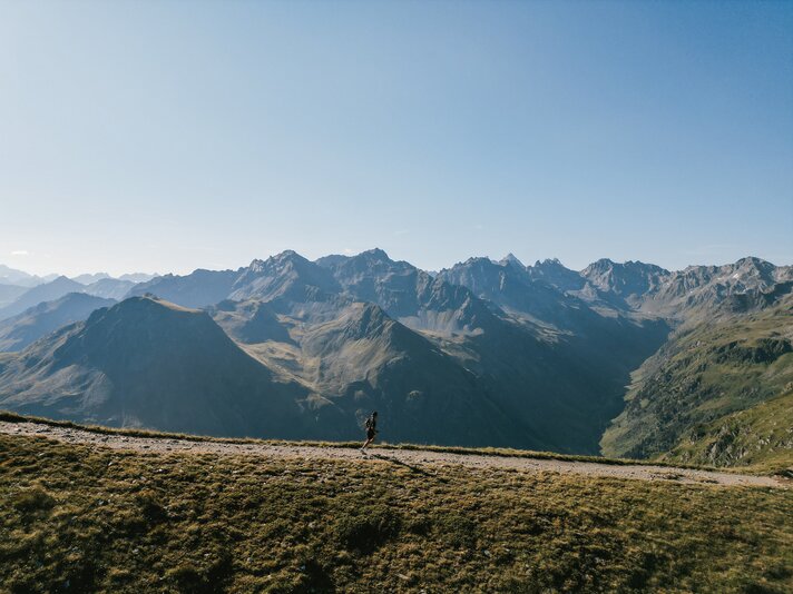 Ein Trailrunner auf einem aussichtsreichem Trail in der Silvretta Montafon.   | © Silvretta Montafon - Vanessa Strauch