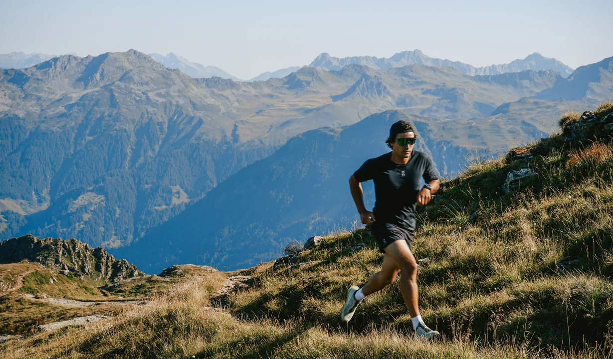 Trailrunner in den Bergen - Silvretta Montafon | © Silvretta Montafon - Vanessa Strauch Ein Trailrunner beim Laufen in den Bergen der Silvretta Montafon. | © Silvretta Montafon - Vanessa Strauch