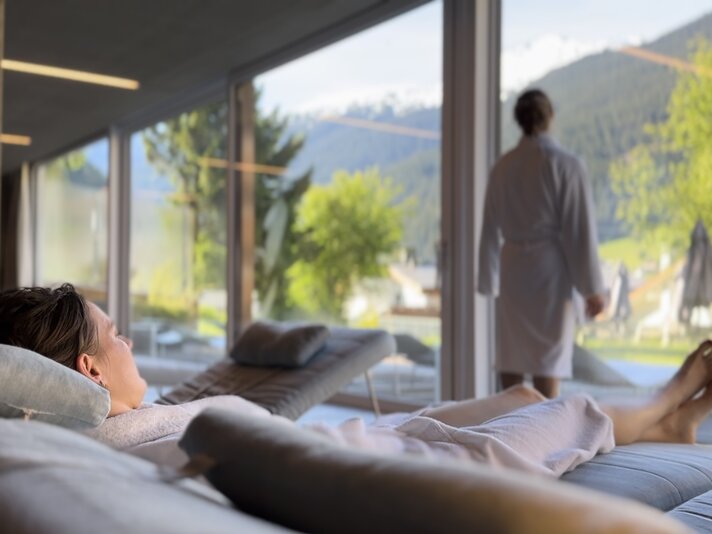 zwei_gäste_genießen_den_spa_bereich_des_sporthotels_ | © Silvretta Montafon - Mara Baues