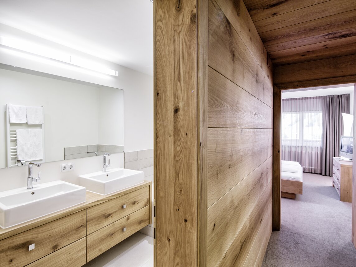 Badezimmer mit 2 Waschbecken und großem Spiegel im Sporthotel Silvretta Montafon  | © Silvretta Montafon - Markus Gmeiner
